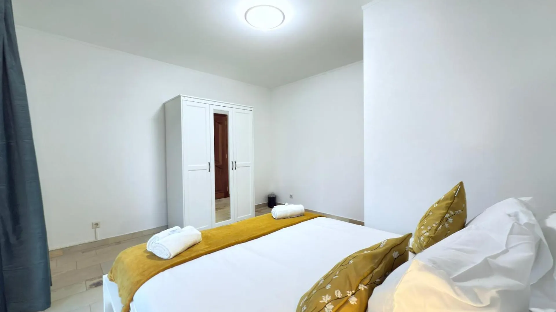 Villa Spacious House W Terrace, Garden, Game, Gym&Parking-Stra1 Strassen